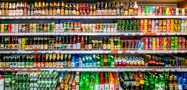 Стеллажи с продуктами в магазине